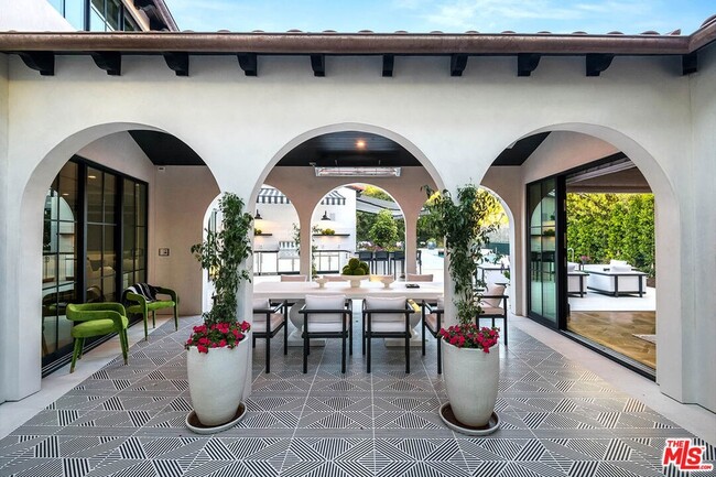 Building Photo - 1445 Vía Cresta