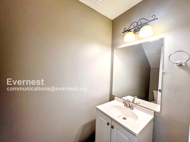 Building Photo - 1800 Labette Manor Dr