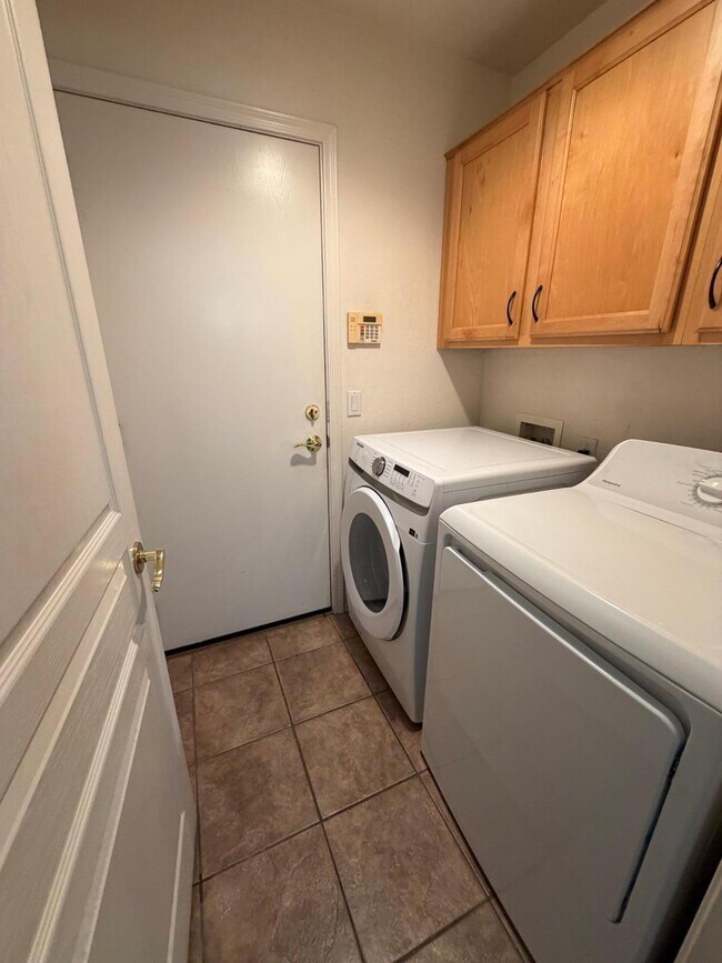 Building Photo - 1945 E Aloe Pl