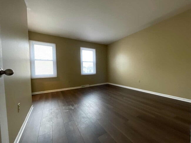 Building Photo - 1674 Shamrock Ct