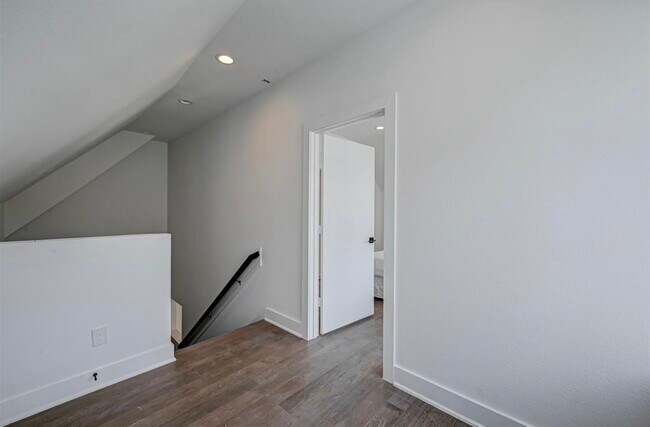 Building Photo - 6127 W Montgomery Rd