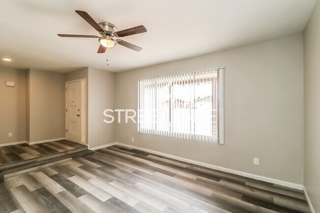 Building Photo - Charming 4 bedroom POOL home in Phoenix!