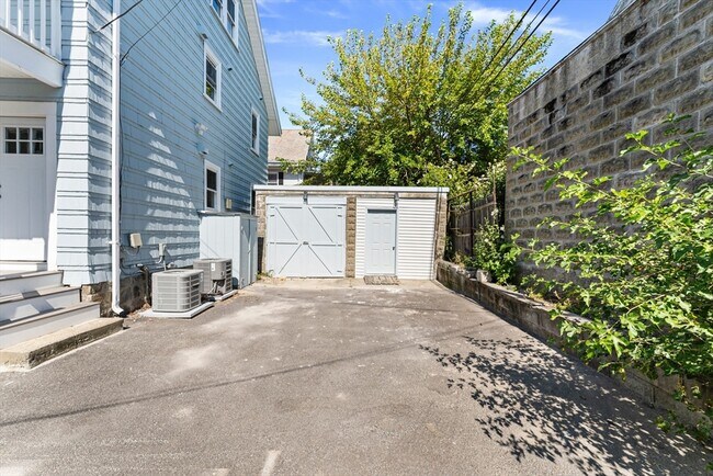 Building Photo - 125 Redlands Rd