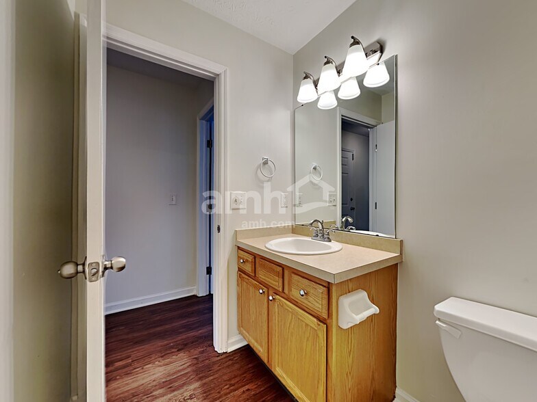 Building Photo - 6872 Sun Ridge Dr