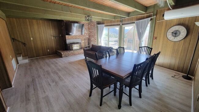 Building Photo - 4 Bedroom Mountain Home Close to Town!