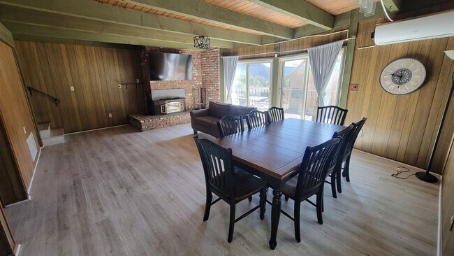 Building Photo - Beautifully Appointed 4 Bedroom Mountain R...