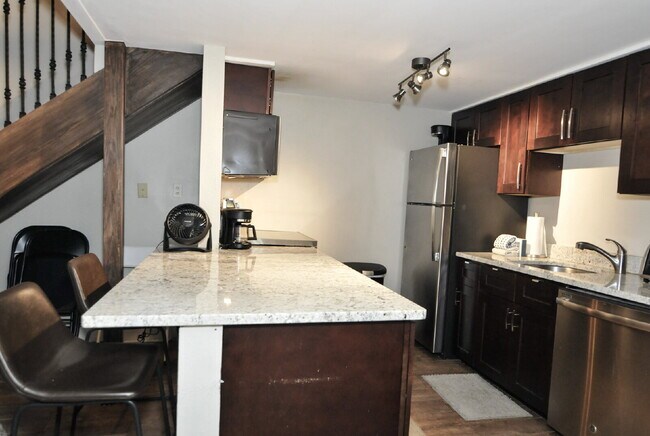 Building Photo - 3 bedroom condo in Wildernest available June 1st!