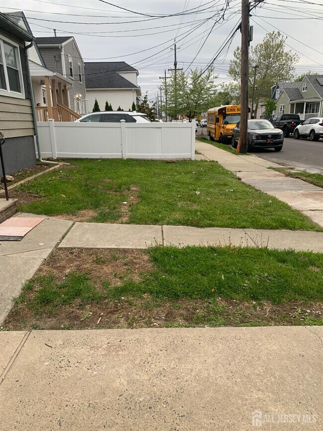 Building Photo - 47 Holly St