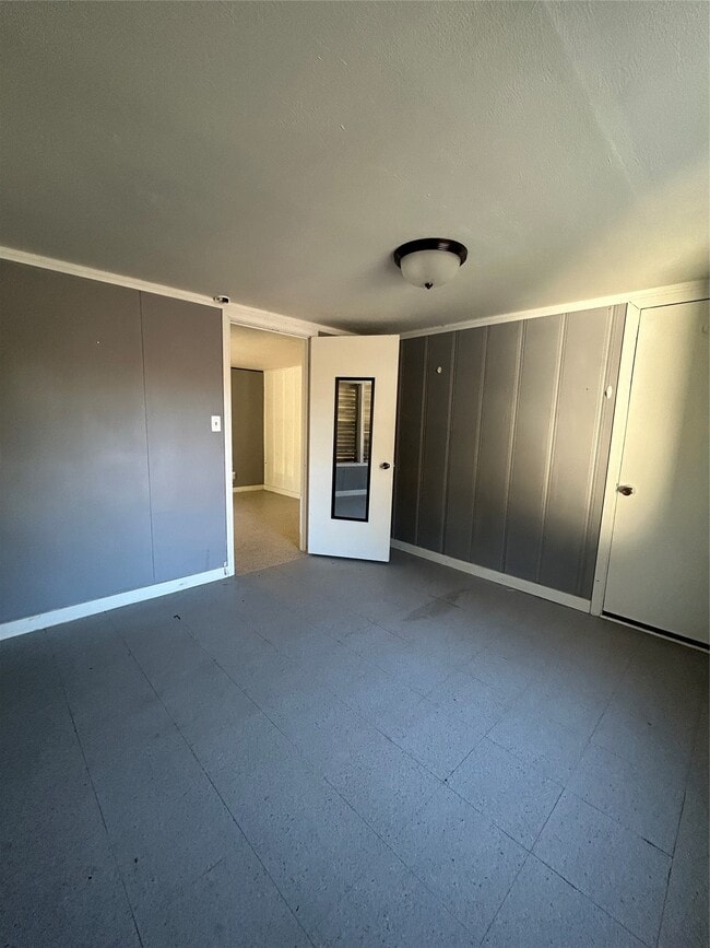 Building Photo - 1901 N Avenue G