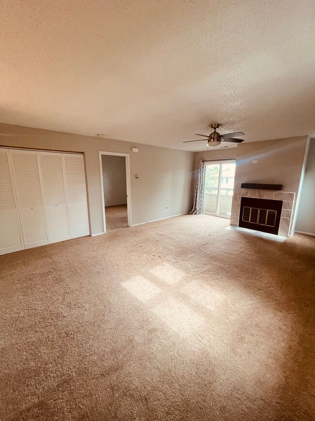 Building Photo - 1 Bedroom Condo in gated Hunting Meadows