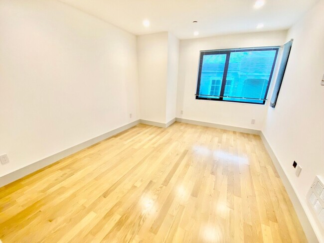 Building Photo - Stunning 3 Bed Condo with Laundry!!