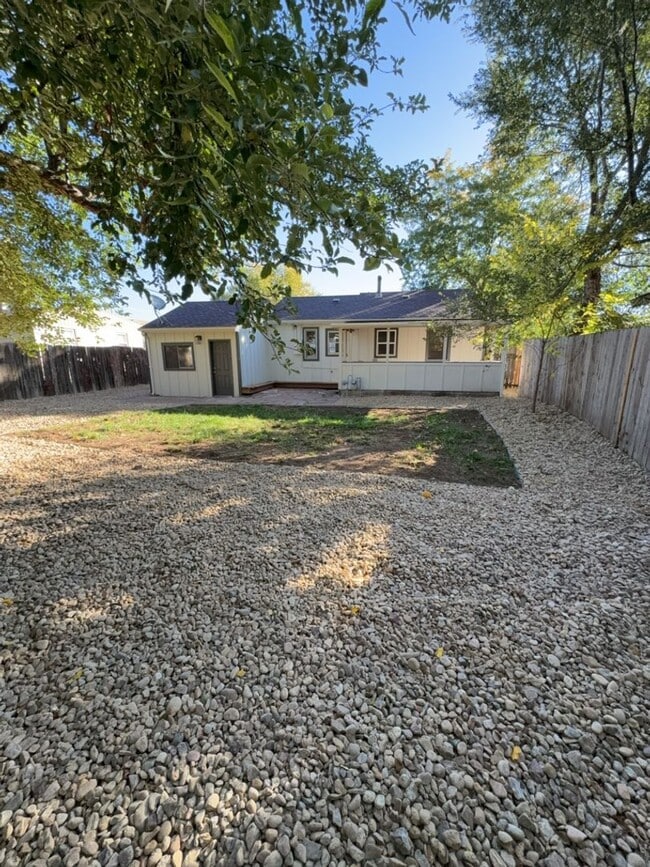 Building Photo - Beautifully Updated 3 Bedroom 2 Bath Home ...