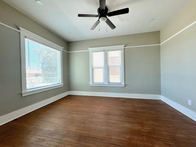 Building Photo - Sunset Heights Historic Home - 3Bed Refrig A/C!