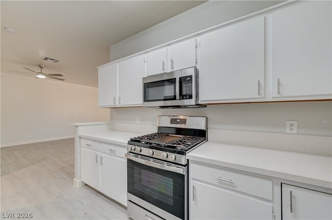 Building Photo - 1900 N Torrey Pines Dr