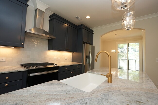 Building Photo - A beautiful home with 4 beds and 3 bath in...