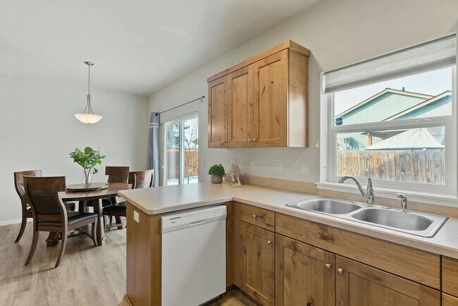 Building Photo - Charming 3-Bedroom, 2-Bathroom Home in Huntington Meadows