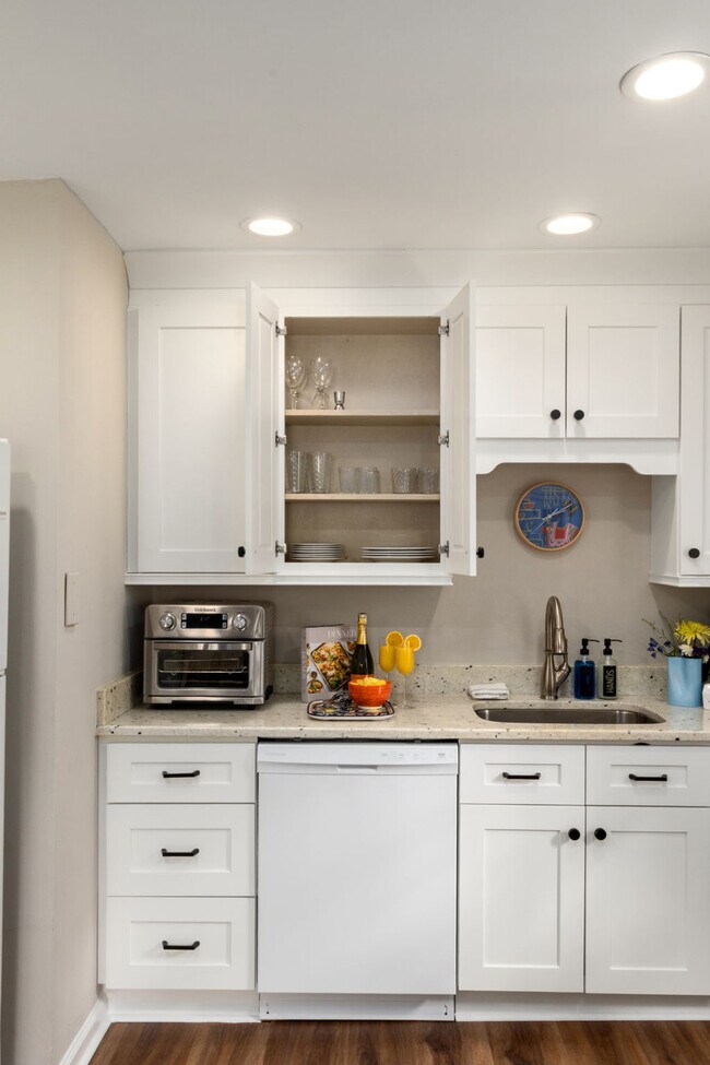 Building Photo - 500 Oak Ave