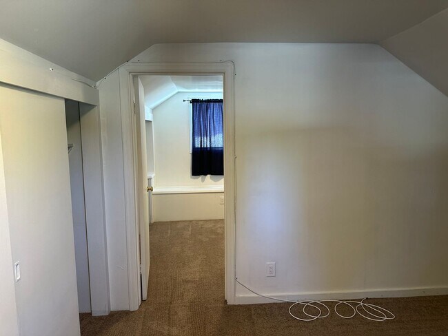Building Photo - Updated 4 bedroom 2 bath house in Eugene!