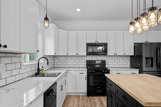 Building Photo - Gorgeous Grandview 5 Bedroom 3 Bath Luxury...