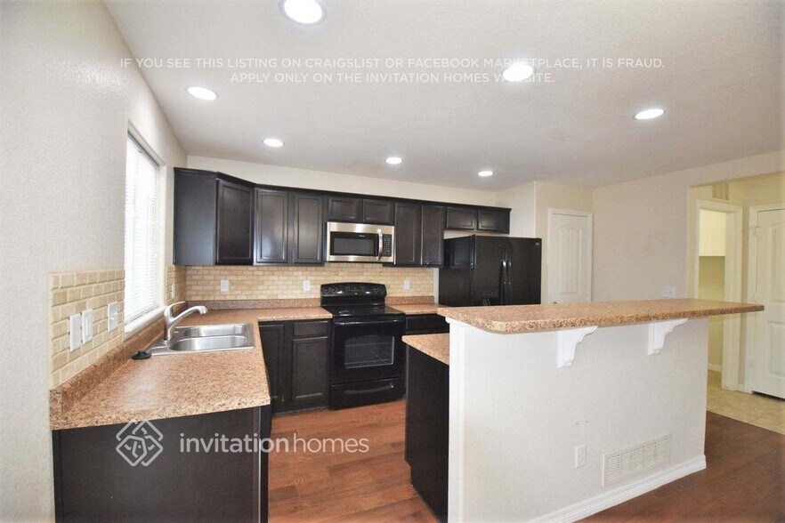 Building Photo - 9242 Waters Edge Dr