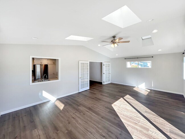 Building Photo - Beautiful 4BD/2BA W/ Attached Garage in Cl...