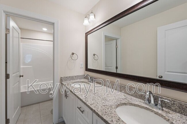 Building Photo - 585 Hampton Dr