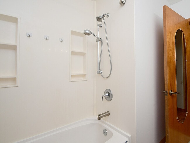 Building Photo - 405 E 5th St