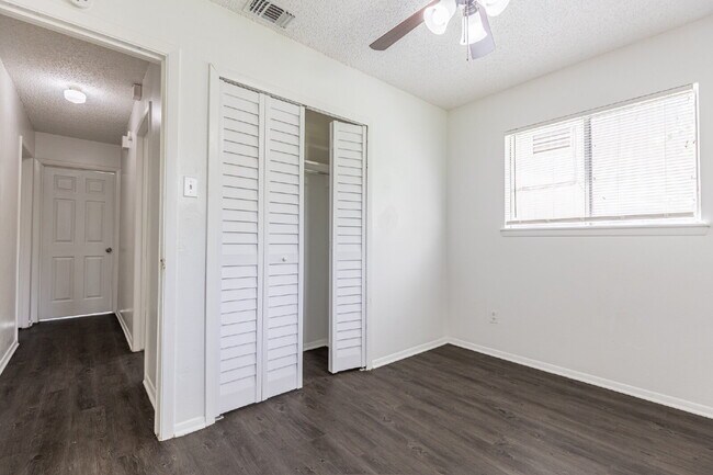 Building Photo - 4910 Tennyson Dr