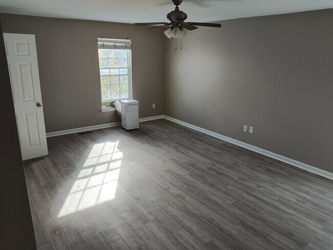 Building Photo - Beautifully maintained 4-bedroom, 2.5-bath...