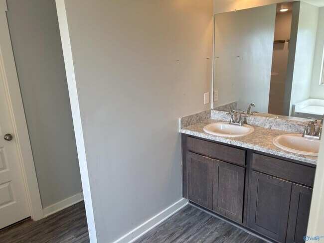Building Photo - 26106 Valley Ridge Rd