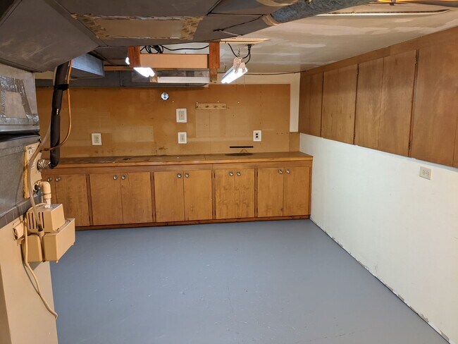 Building Photo - Large 3+ bedroom