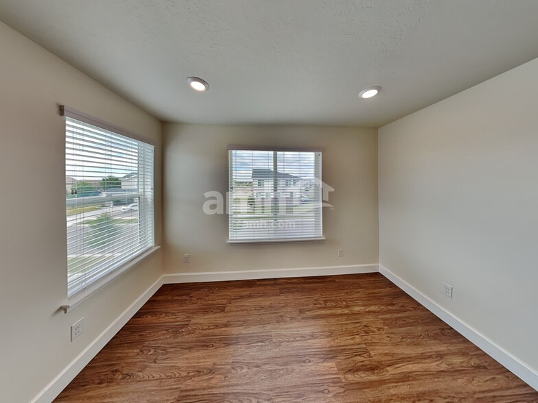 Building Photo - 983 W 850 S