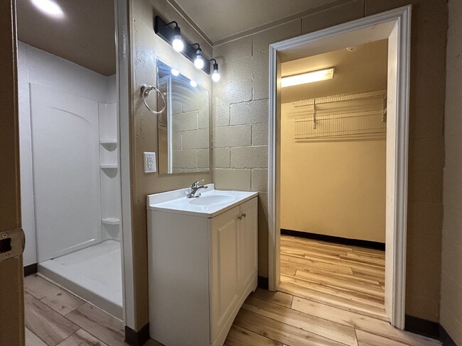 Building Photo - Beautiful Newly Remodeled Rear House Effic...