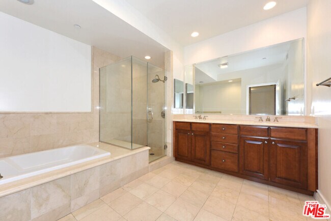 Building Photo - 2347 Fox Hills Dr