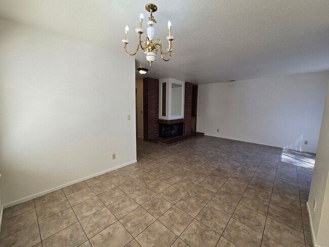 Building Photo - An Amazing Henderson 3 Bedroom Townhome!!