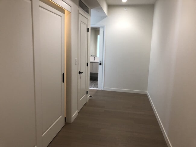 Building Photo - Very Unique Spacious Two Bedroom - Two bat...