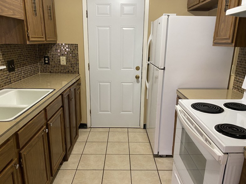 Kitchen - 1118 Violet Ave