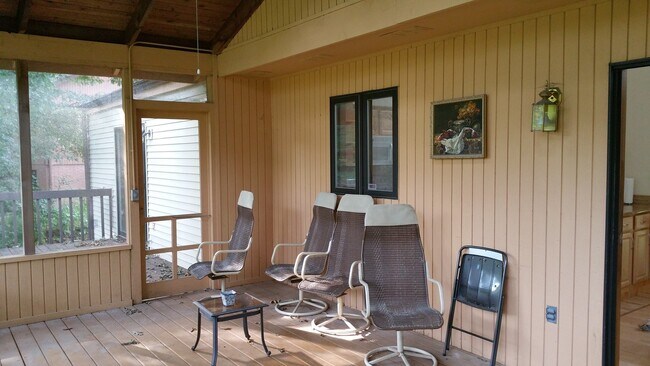 Building Photo - Spacious Four Bedroom House in NE Iowa City Neighborhood