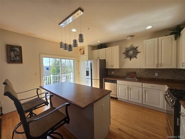 Building Photo - 913 Hawthorn Way