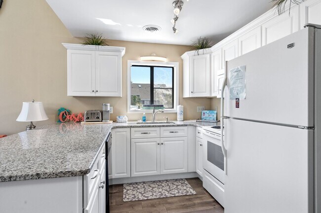 Building Photo - Fully Furnished W/ All Utilities Included! Seasonal Rental available 11/30/25-3/31/26