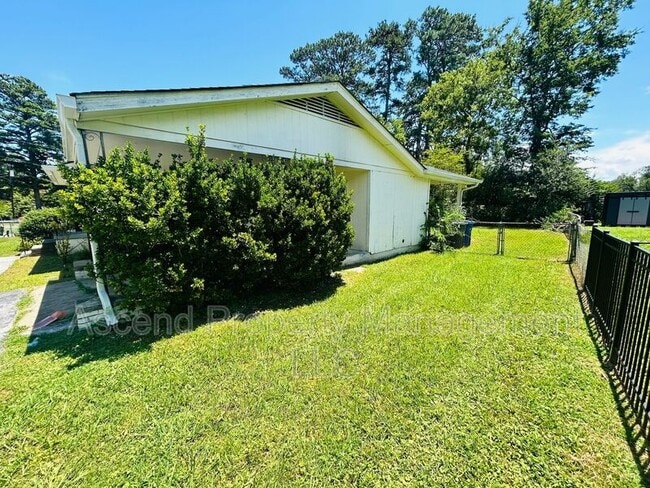 Building Photo - 5018 Golfview Dr