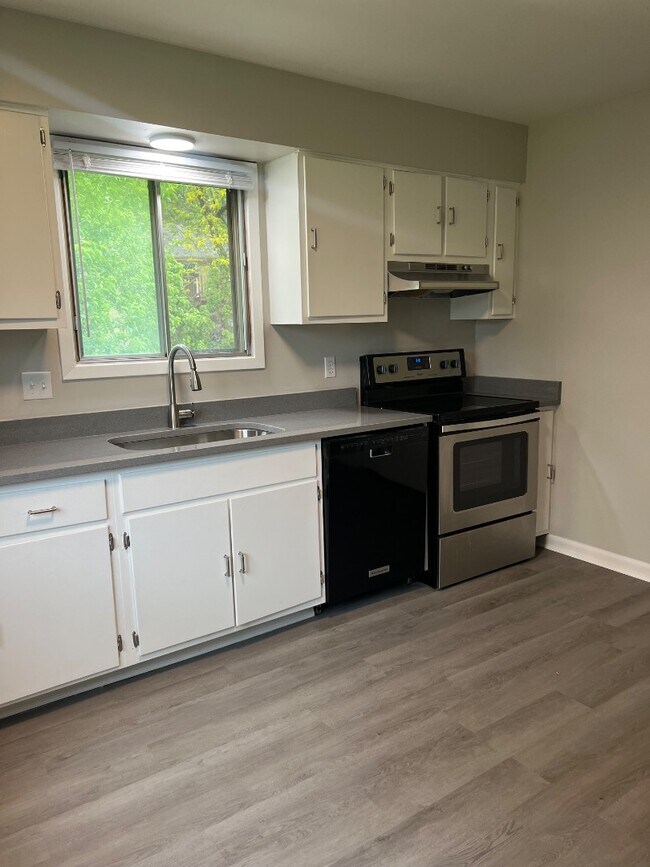 Building Photo - 11226 Roxbury Dr