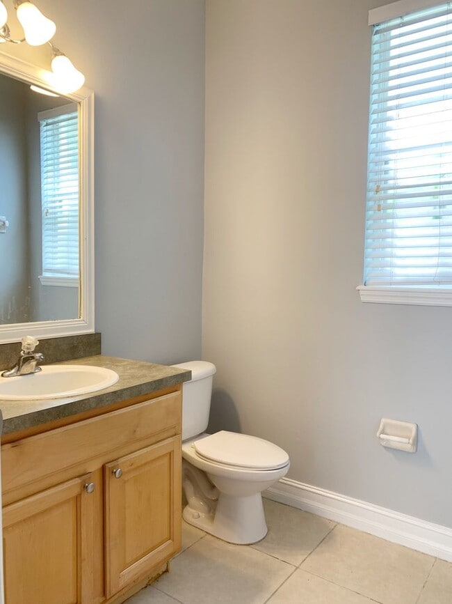 Building Photo - Nice 3/2.5 Single Family Home