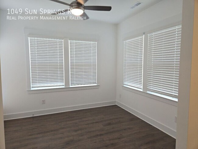 Building Photo - 1049 Sun Spgs Rd