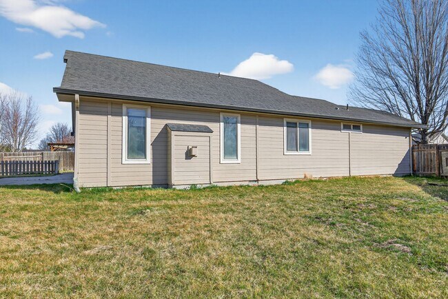 Building Photo - Spacious Home in Quiet Star Cul-de-Sac with Large Yard