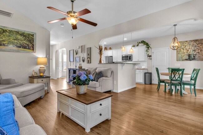 Building Photo - 4 bedroom 2.5 bathroom home close to beaches, shopping, and Marine Corps Bases.