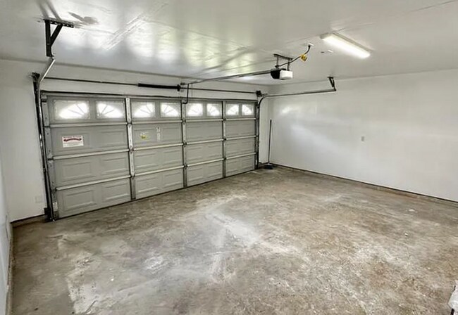 Building Photo - Beautifully remodeled 3 bed 1.5 bath in th...