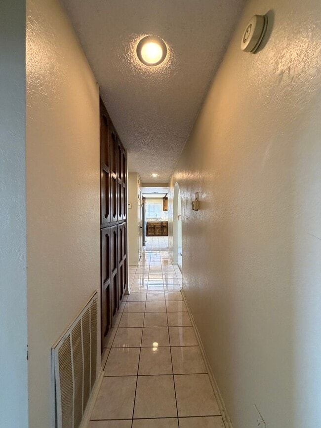 Building Photo - 3 Bedroom 2 Bathroom House with 2 Car Garage Located in Lenwood