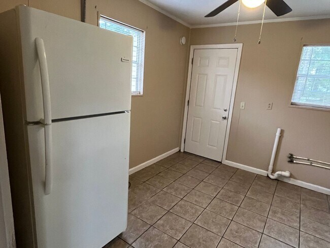 Building Photo - 650 Patten Ave. *