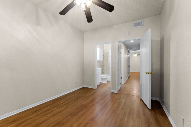 Building Photo - IMMEDIATE MOVE IN: West Campus 2 Bed/2 Bath